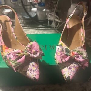 J Renee Pink Floral Bow Pattern Singback Shoe. BRAND NEW NEVER WORN!!! Size 9 M